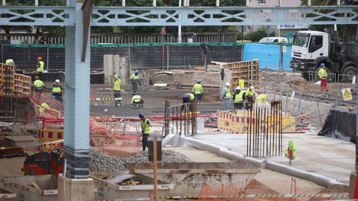 Operarios en las obras de la estación intermodal