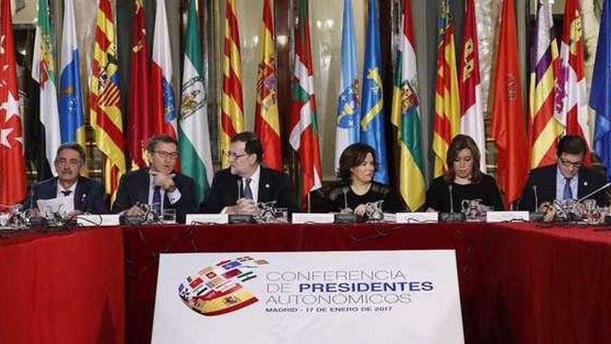 Rajoy en la mesa presidencial junto a Miguel Ángel Revilla, Núñez Feijóo, Sáenz de Santamaría, Susana Díaz y Javier Fernández, ayer, durante la cumbre de presidentes autonómicos.