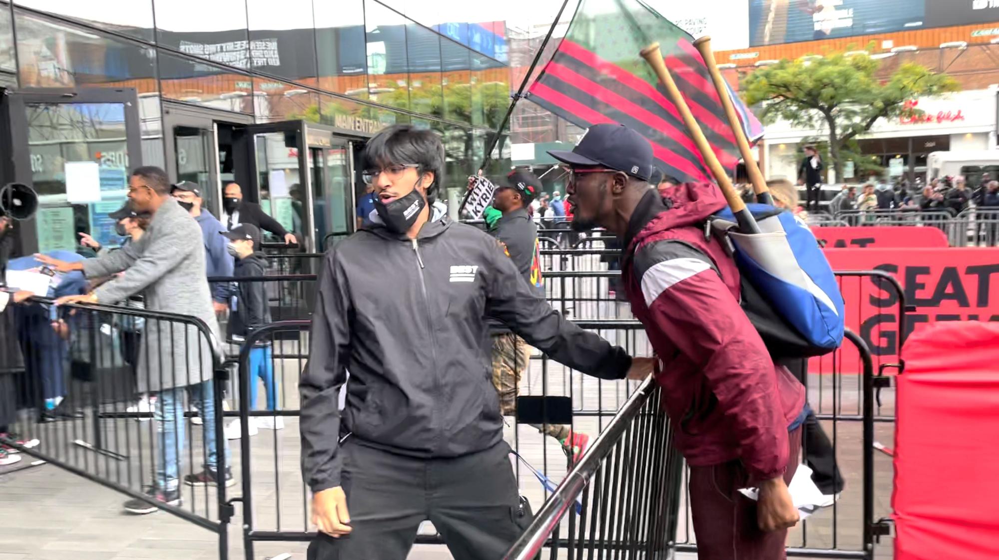 Un manifestante se encara con uno de los miembros de la seguridad de los Brooklyn Nets.