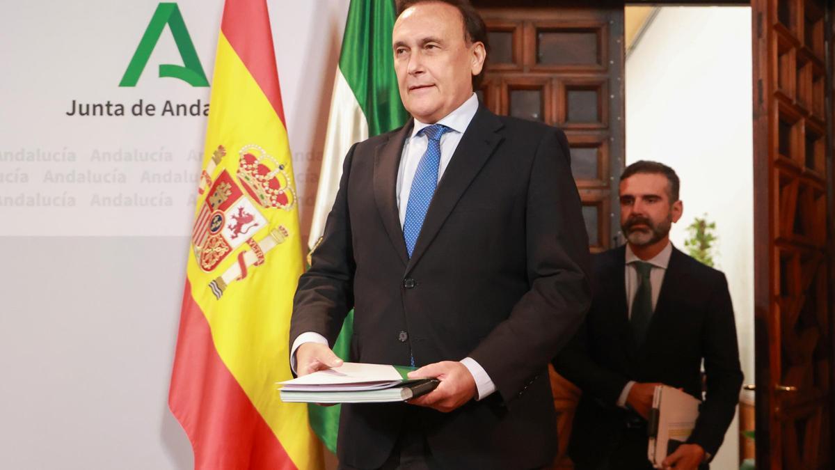 El consejero de Universidad, José Carlos Gómez Villamandos, tras la reunión del Consejo de Gobierno.