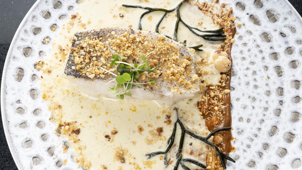 Merluza con avellanas, la receta de Emilia Pardo Bazán adaptada por la cocinera Carla Álvarez, del Restaurante Matices (Moaña), para que triunfes esta Navidad combinando literatura y gastronomía en tu mesa.