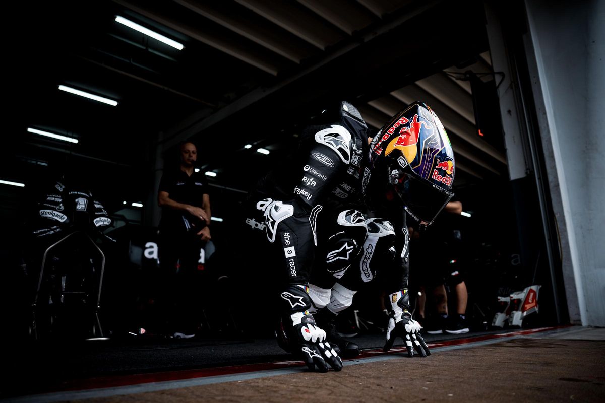 Jorge Martín se dispone a subirse a su Aprilia en Misano.