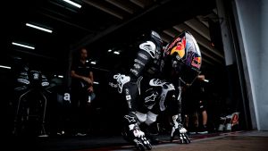 Jorge Martín se dispone a subirse a su Aprilia en Misano.