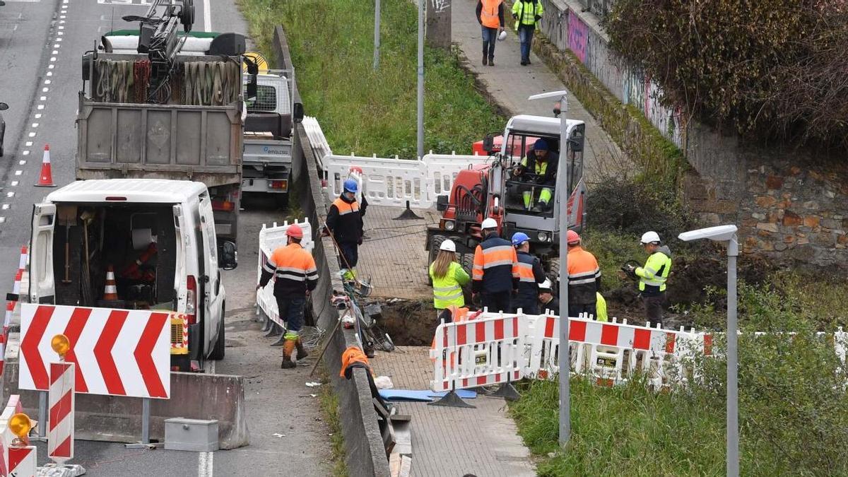 Trabajadores de Emalcsa reparando una fuga en A Coruña.