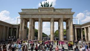 Acto de la formación ultraderechista AfD de Alemania en la puerta de Brandenburgo, en Berlín.