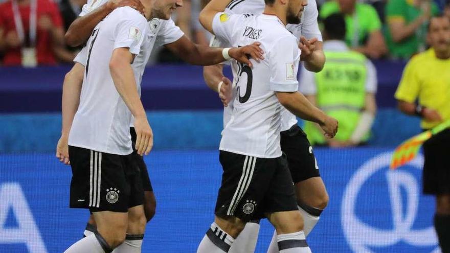 Los jugadores alemanes celebran uno de sus goles ante Camerún.