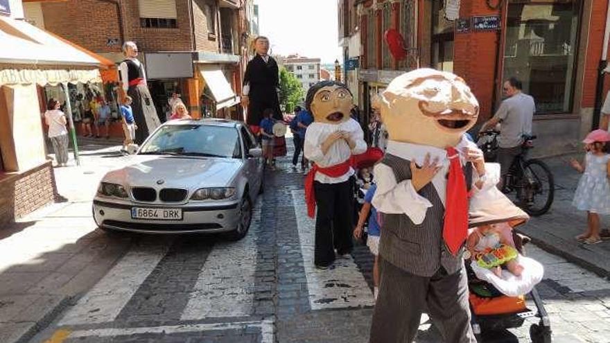 El desfile soporta el sofocante calor.