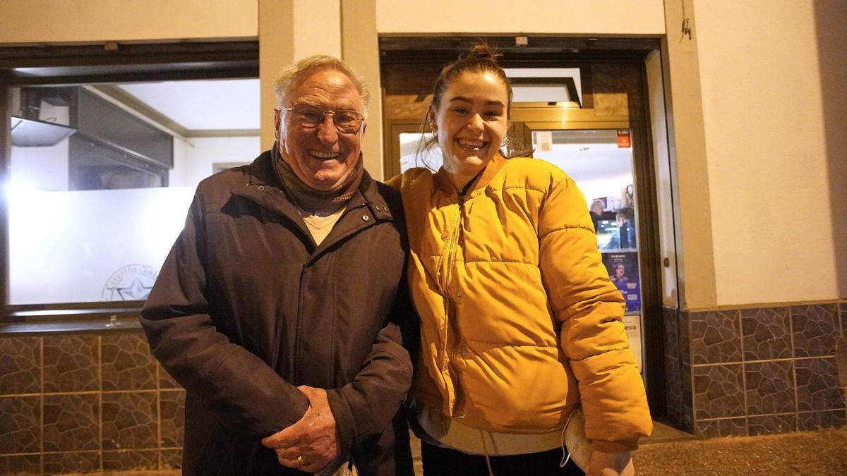 Víctor Gay i Aïda Fibla ahir 
davant del bar Pencil de Girona, on es van retrobar.