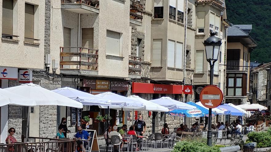 UGT denuncia la falta de viviendas asequibles para los trabajadores temporales en el Pirineo