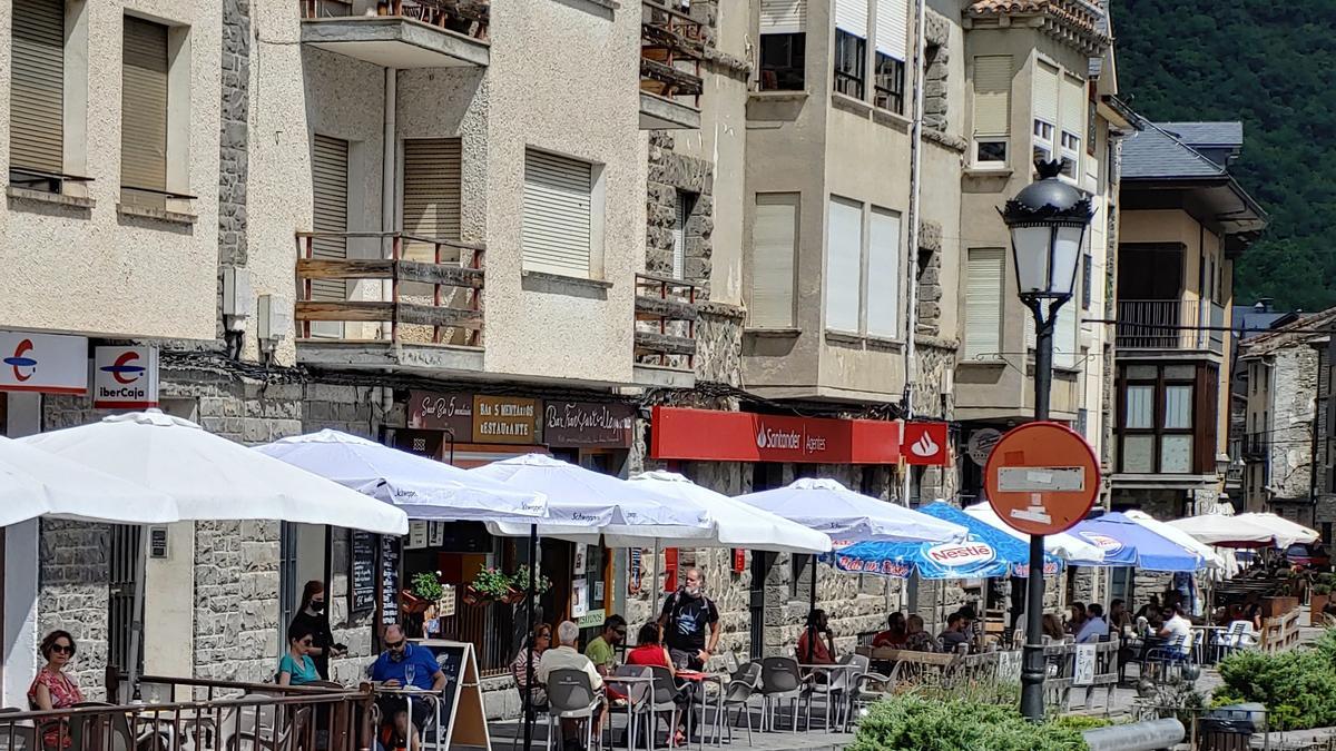 Terraza en el centro de Biescas.