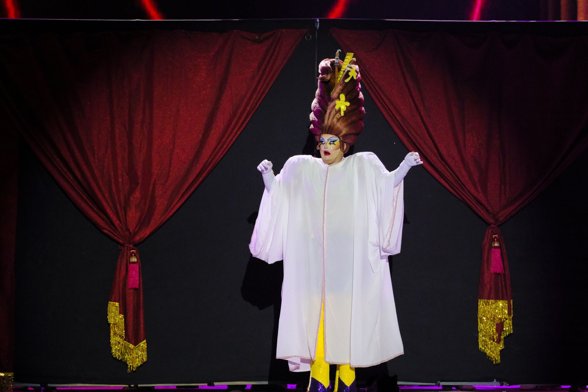 7. Drag Sequins (Samuel José Torres Ojeda) Con el patrocinio de Ayuntamiento de Arucas y Vervia Asesores y con un diseño de Josep López Martí y Néstor Santana García presenta el espectáculo Ay, eres como el verano. ¿Caliente? ¡No! Sin clase.