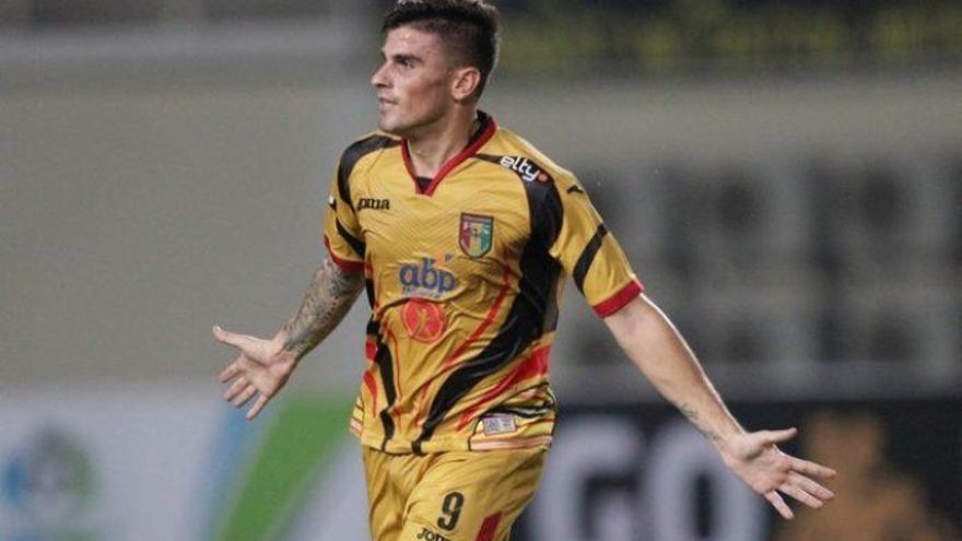 El delantero sevillano Fernando Rodríguez  celebra un gol en Indonesia durante esta temporada con el Mitra Kukar.