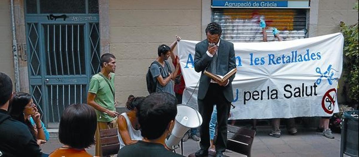 Uns indignats escenifiquen un desnonament, ahir al barri de Gràcia.