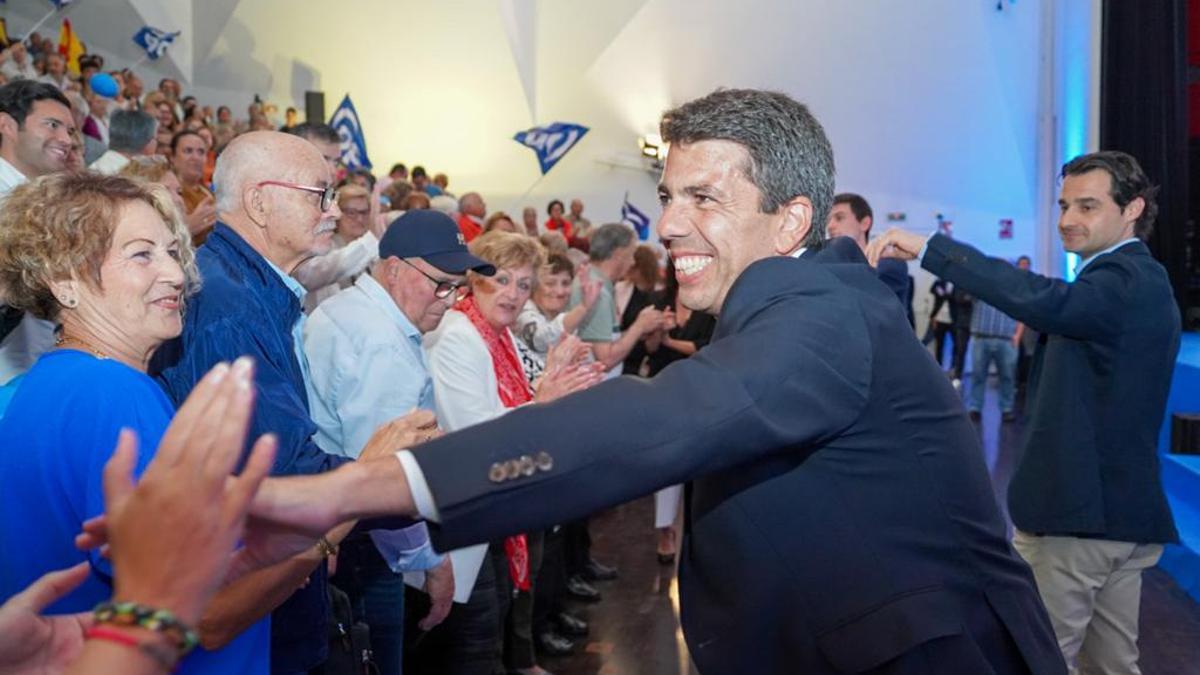 Carlos Mazón y Eduardo Dolón, saludando a su entrada en el auditorio de Torrevieja.