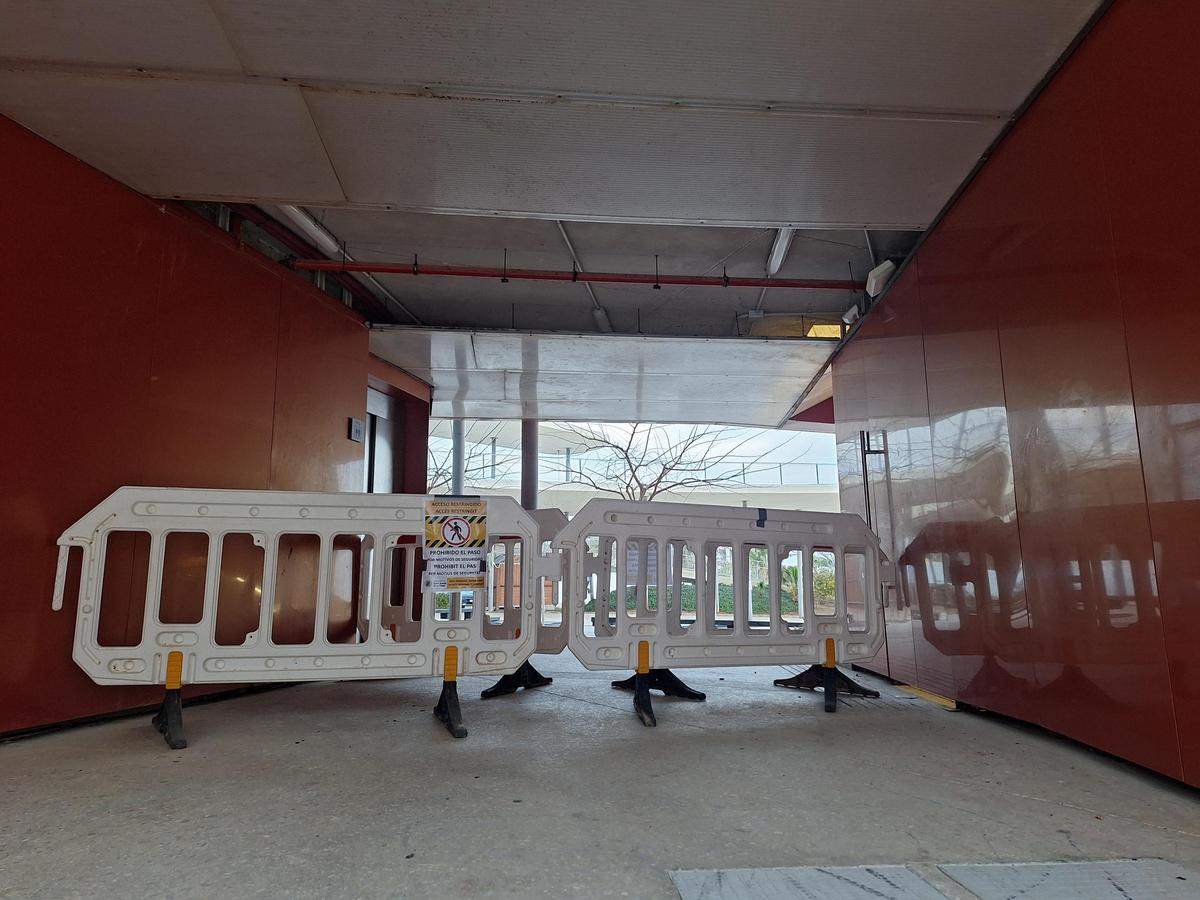 Caída de planchas metálicas del techo de auditorio Caló de s'Oli