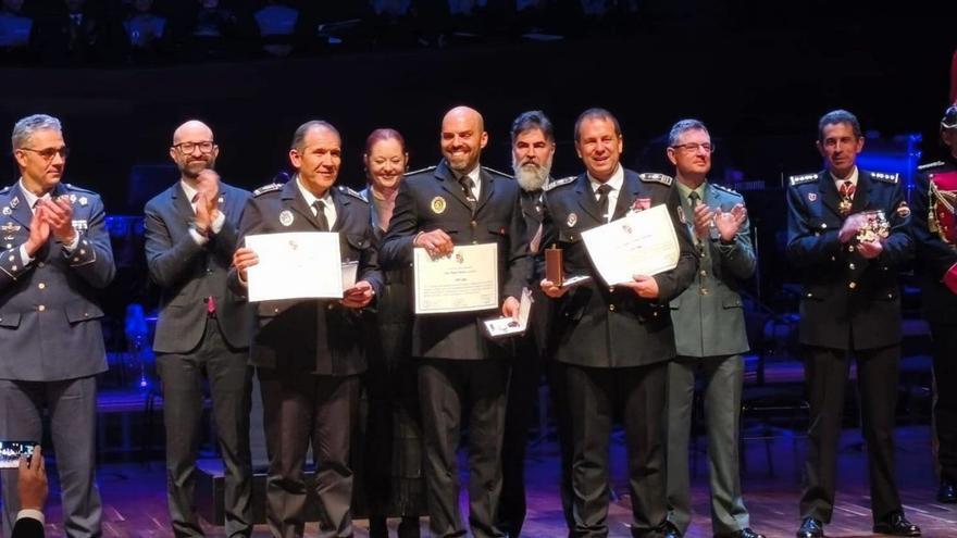 Ramón Gómez (a la izquierda), con el diploma y la Medalla al Mérito junto a sus compañeros condecorados. | CEDIDA
