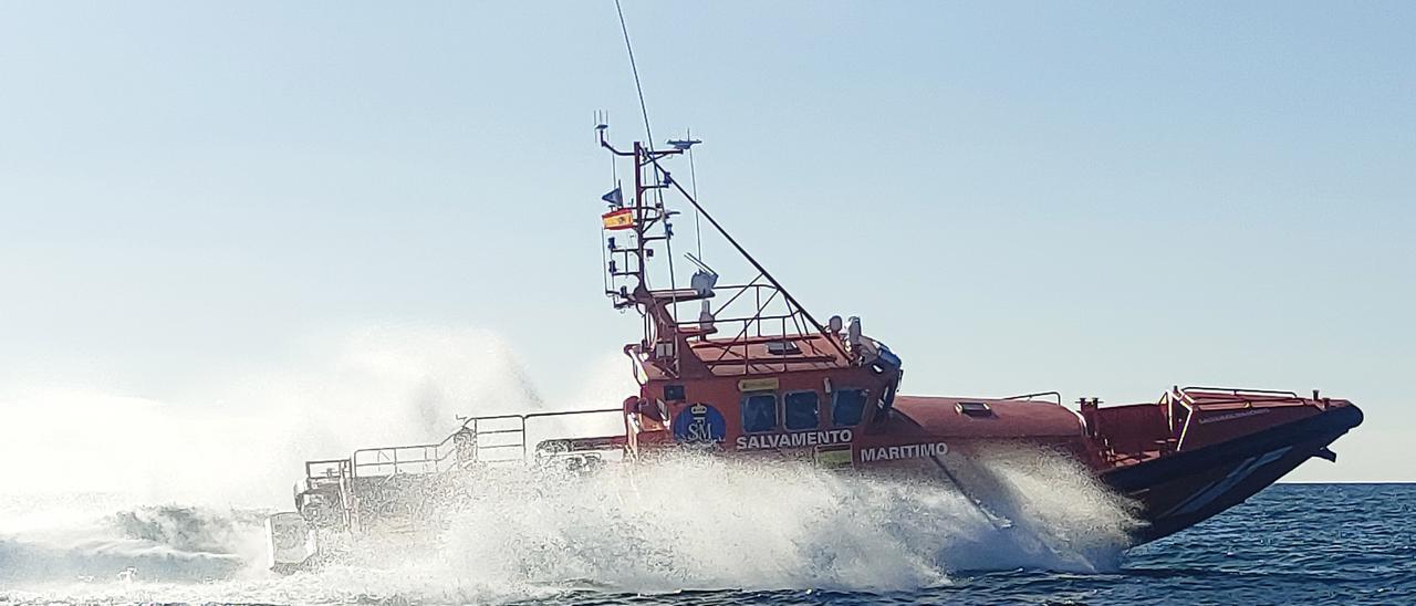 Salvamento Marítimo rescata una patera con 36 migrantes al sur de Canarias.