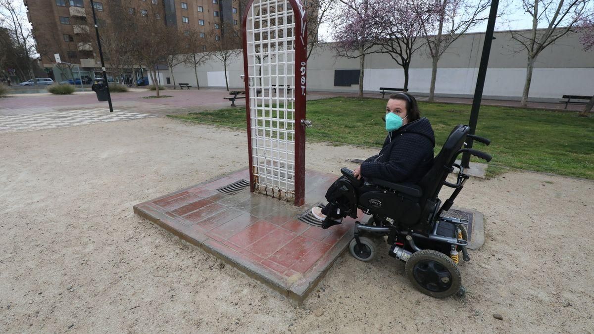 La fuente de este parque no es accesible por el escalón que tiene. / ANGEL DE CASTRO