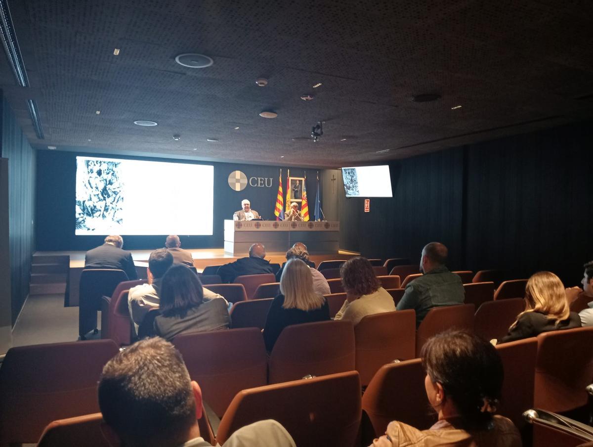 Un momento de la ponencia del catedrático cubano en CEU Elche este jueves