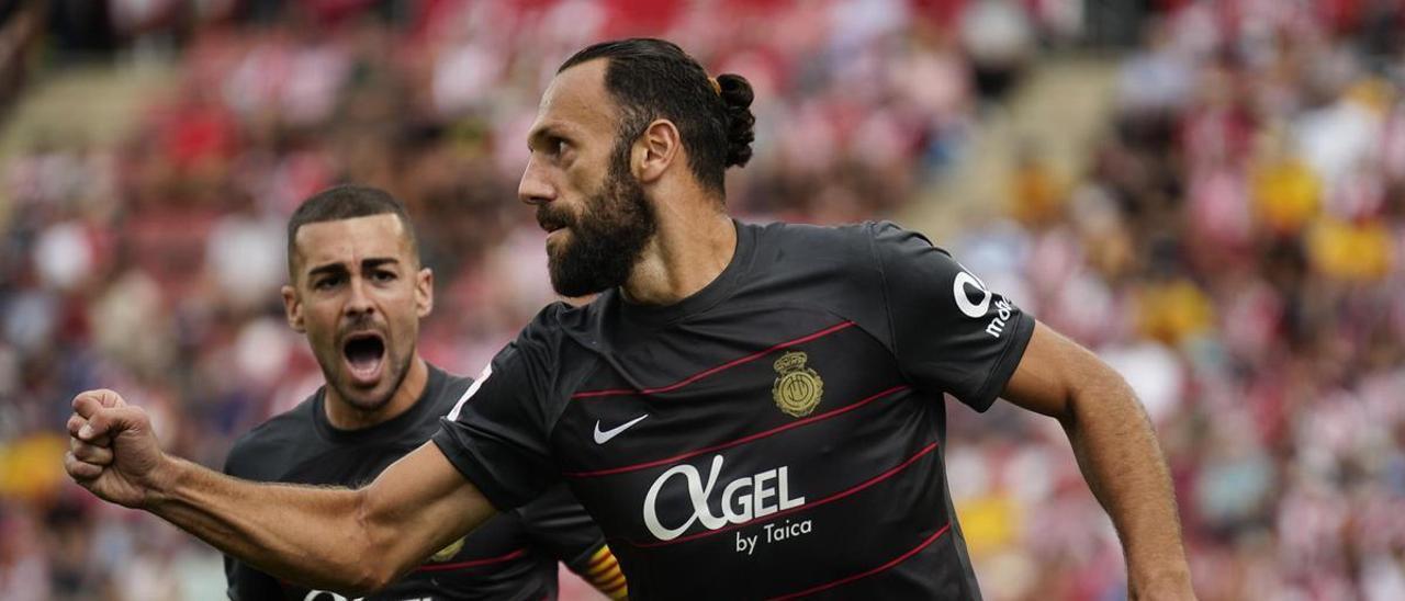 Muriqi celebra un gol junto a Dani Rodríguez en el partido ante el Girona de Liga de esta temporada.