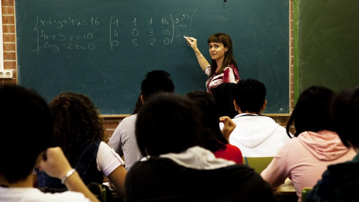 Una profesora de matemáticas da una clase en un instituto de secundaria.