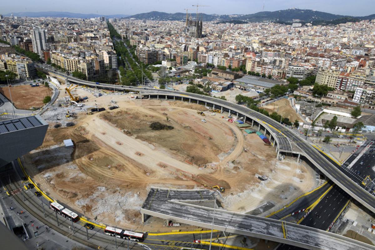 Les obres de desconstrucció del tambor de la plaça de les Glòries en una imatge del 15 d’abril.