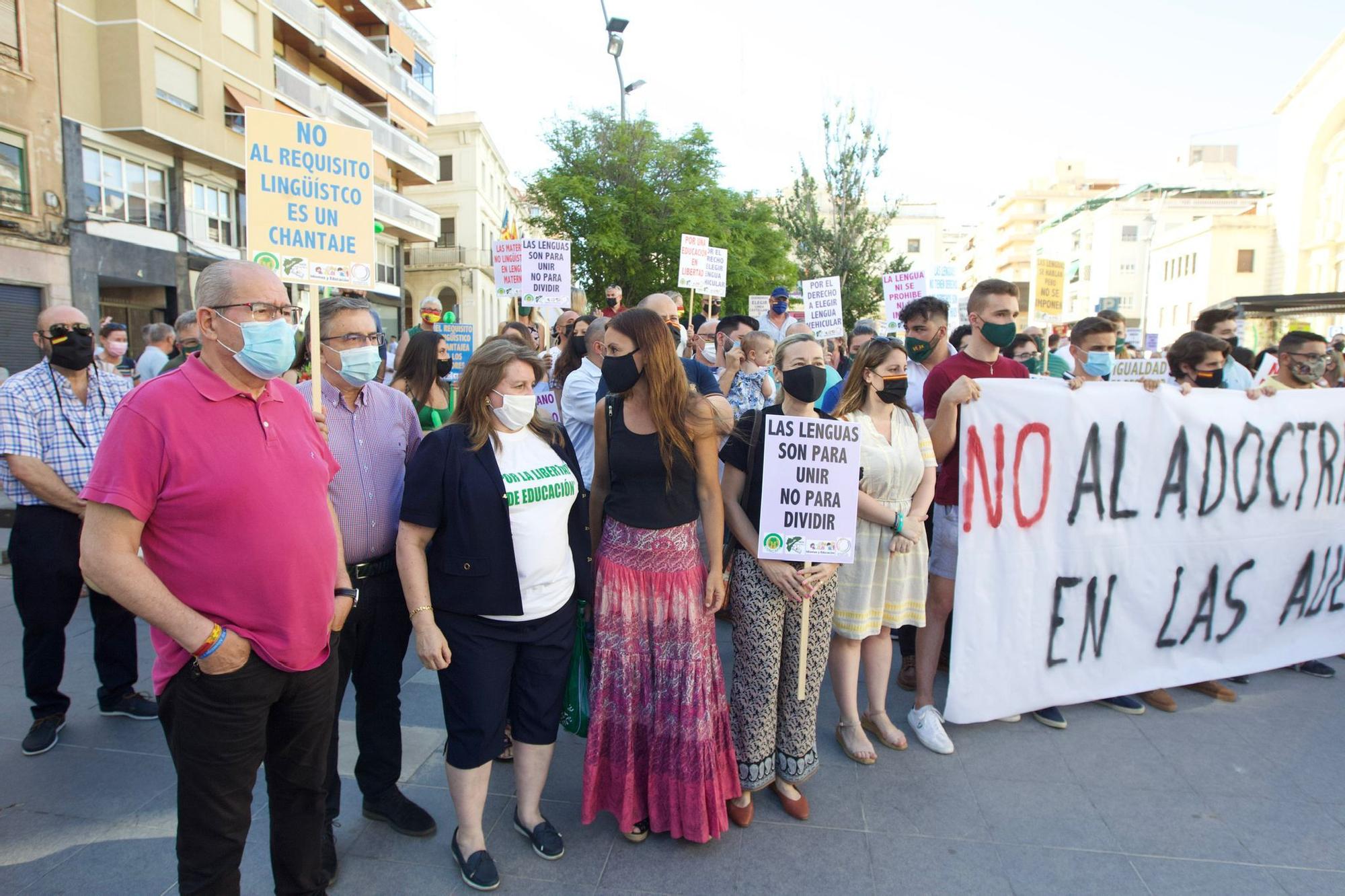 Cerca de 200 personas cargan en Alicante contra la Ley de Plurilingüismo