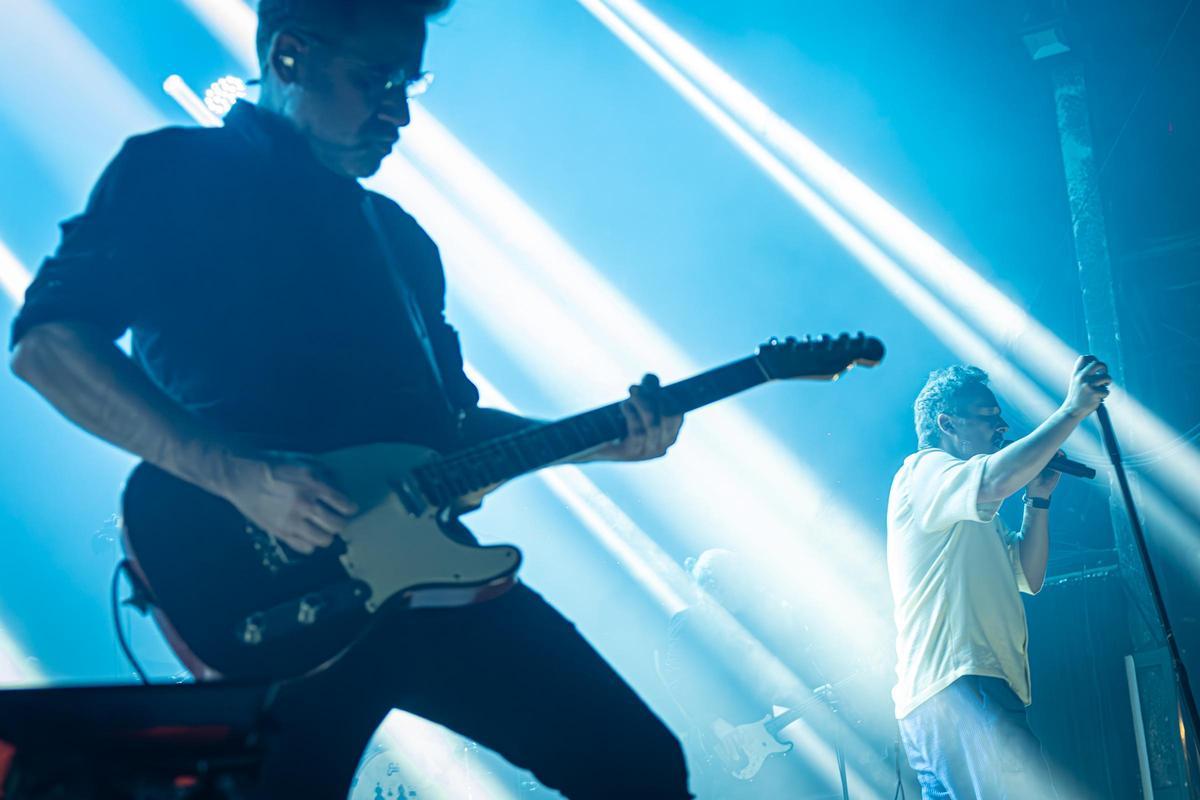 Love of Lesbian cierra filas con su ‘hermandad’ en un inflamado estreno en Razzmatazz