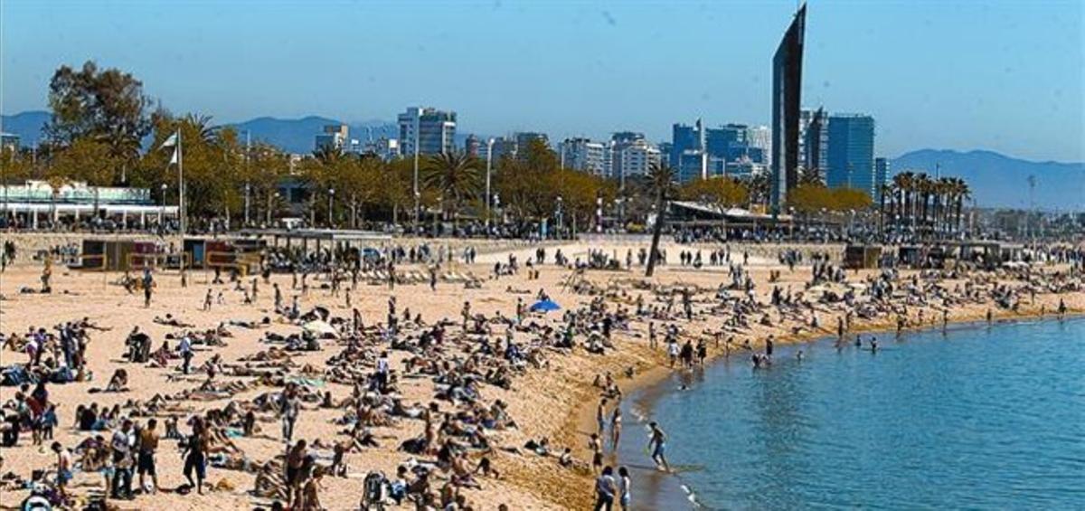 Usuaris a la platja de la Nova Icària, diumenge. Usuaris a la platja de la Nova Icària, diumenge.