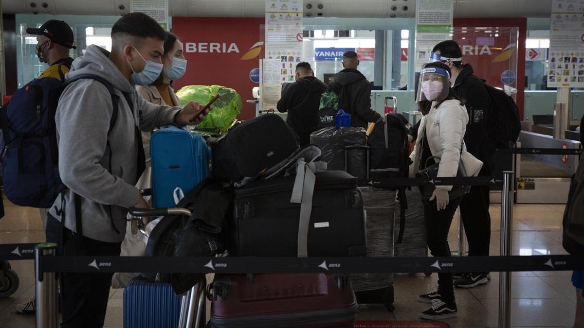 Llegada de los viajeros al aeropuerto del Prat.