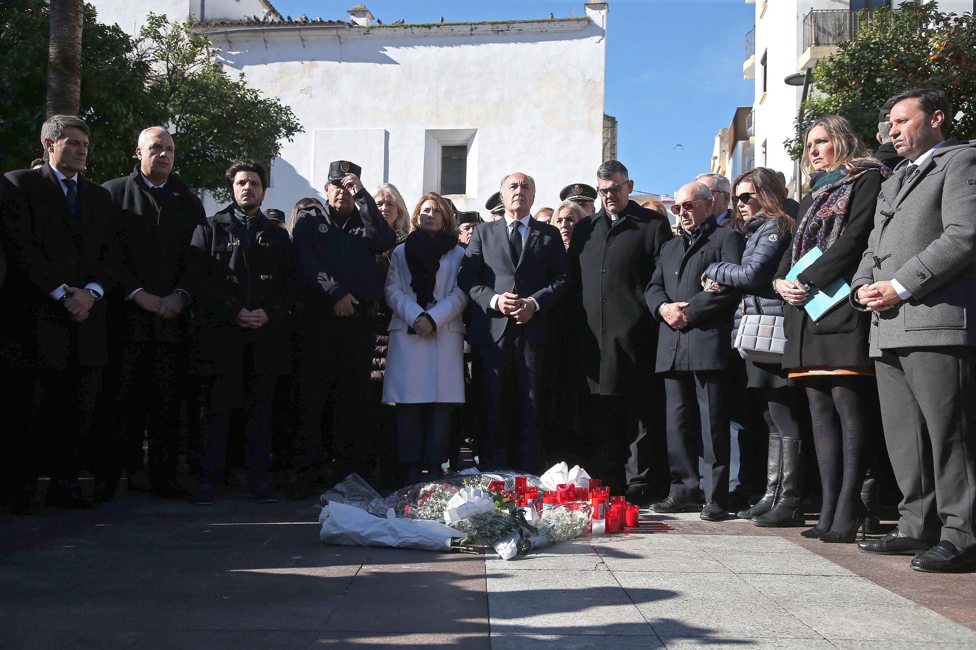 El alcalde de Algeciras, en un minuto de silencio por el asesinato del sacristán. EPC