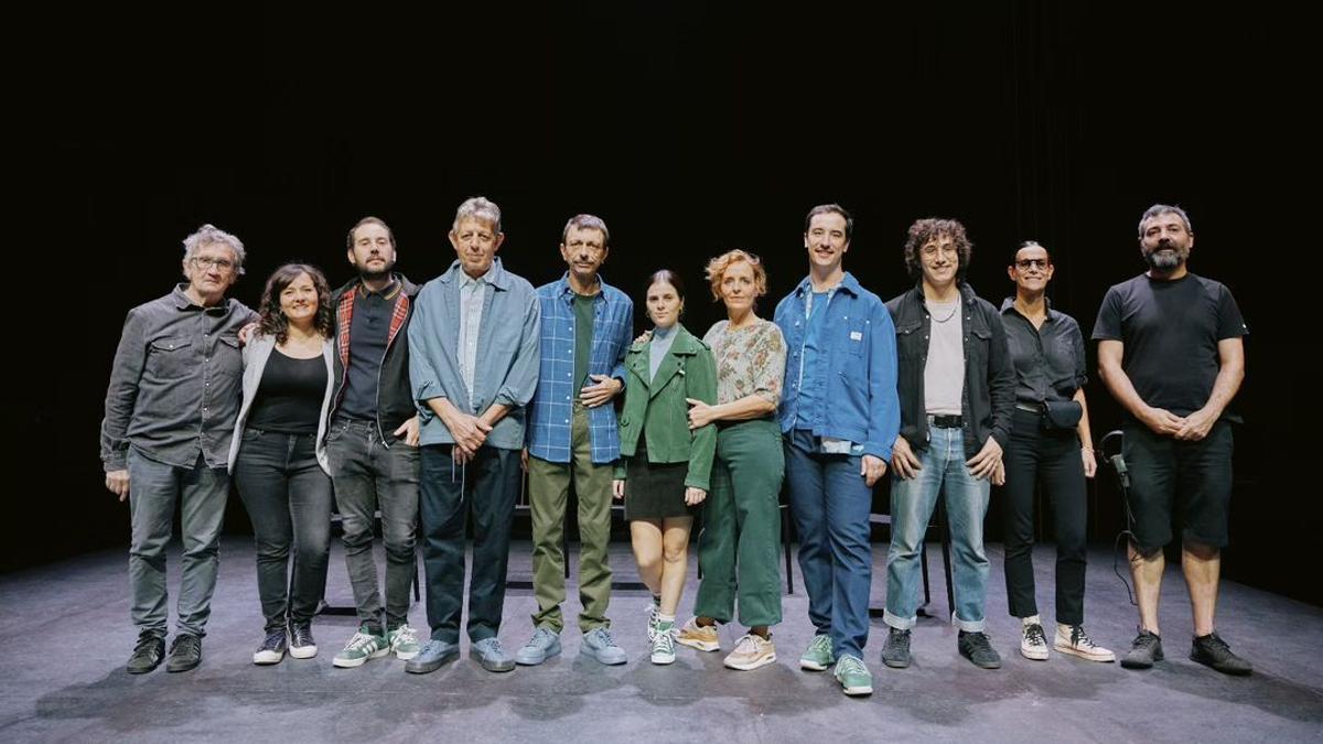 El repartiment de ‘La mancha’ amb el director i autor teatral Sergio Serrano (tercer per l’esquerra).