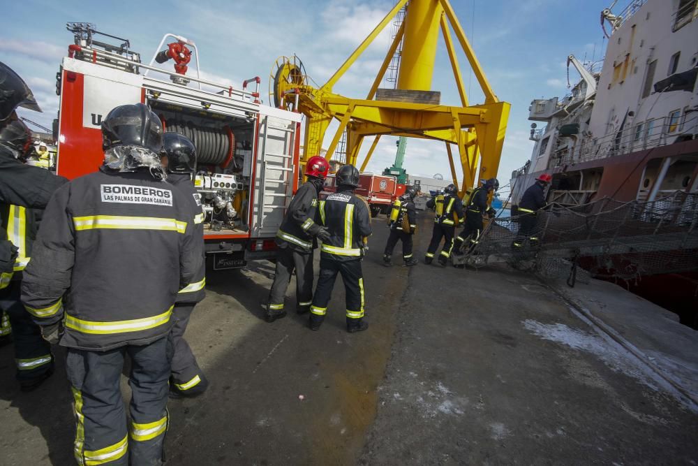 Simulacro de incendio de un barco atracado en las instalaciones de Astican