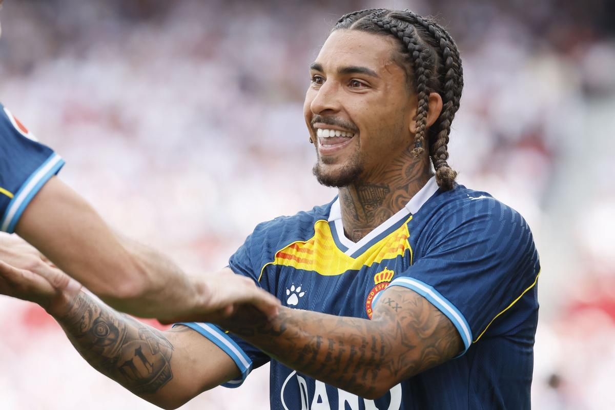 SEVILLA, 09/05/2026.- El delantero británico del Espanyol Tyrhys Dolan celebra el primer gol de su equipo durante el partido de LaLiga entre el Sevilla y el Espanyol, este sábado en el estadio Sanchez Pizjuan de Sevilla. EFE/José Manuel Vidal