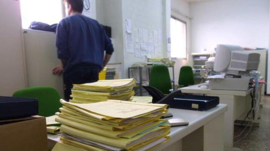 Imagen de archivo de la dependencia de un juzgado de Alcoy con carpetas de asuntos en primer plano.