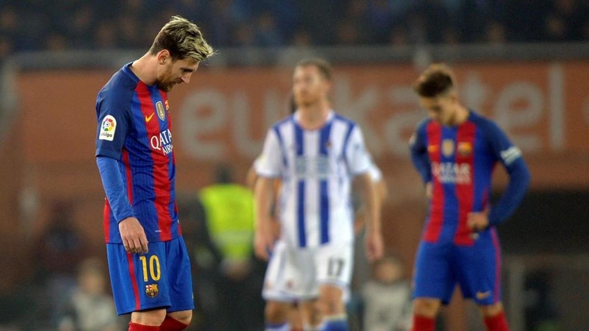 Messi se lamenta tras el empate del Barça en Anoeta.