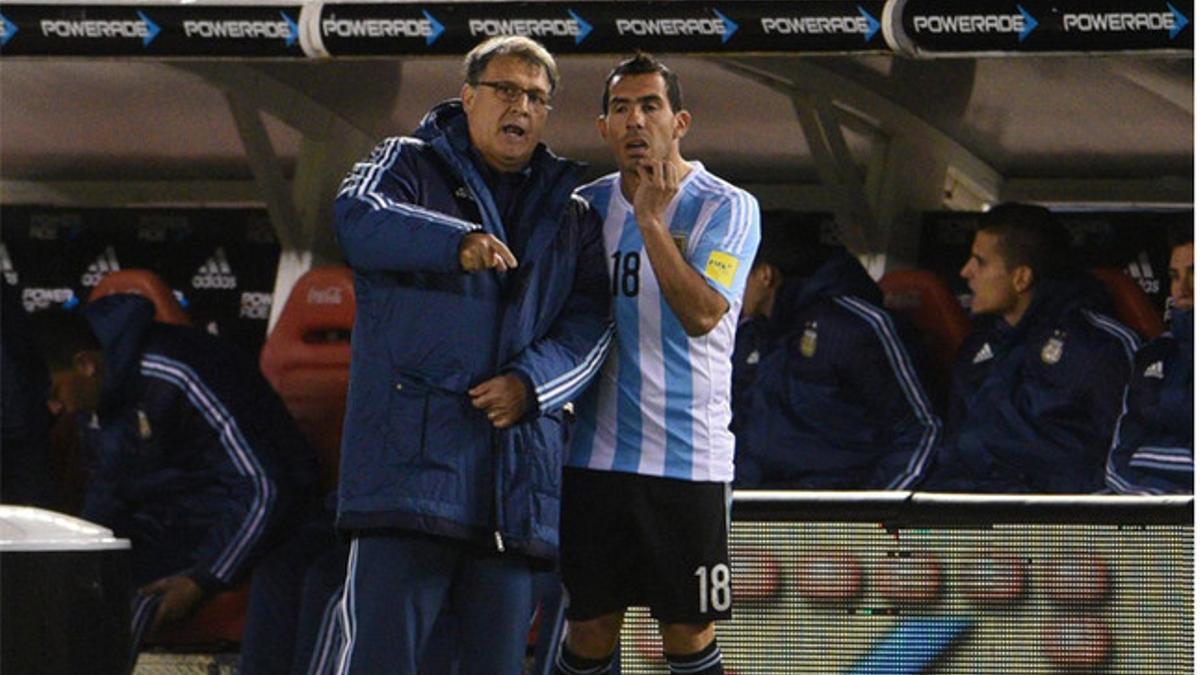 Tata Martino, junto a Tevez