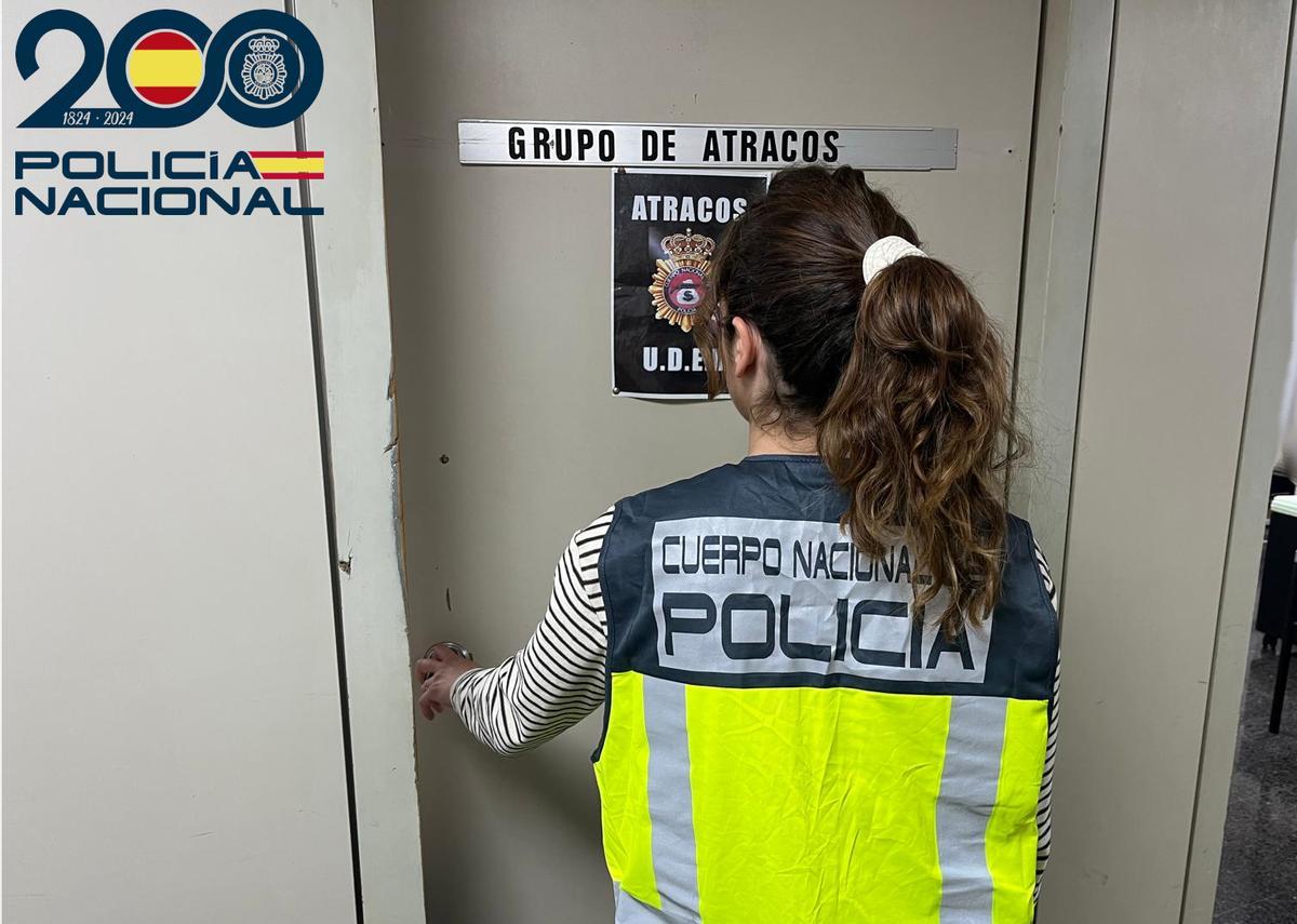 Una agente del Grupo de Atracos de la Policía Nacional entra en su despacho.