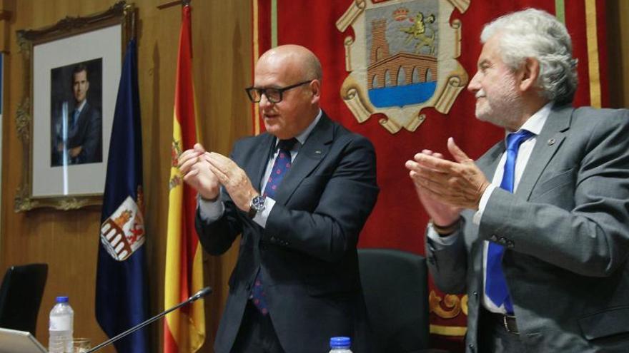 Rosendo Fernándezaplaude a Manuel Bakltar, en el último pleno de la legislatura.   | //I. OSORIO