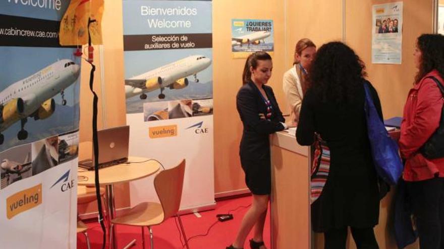 Stand del centro formativo con la oferta de empleo de Vueling.