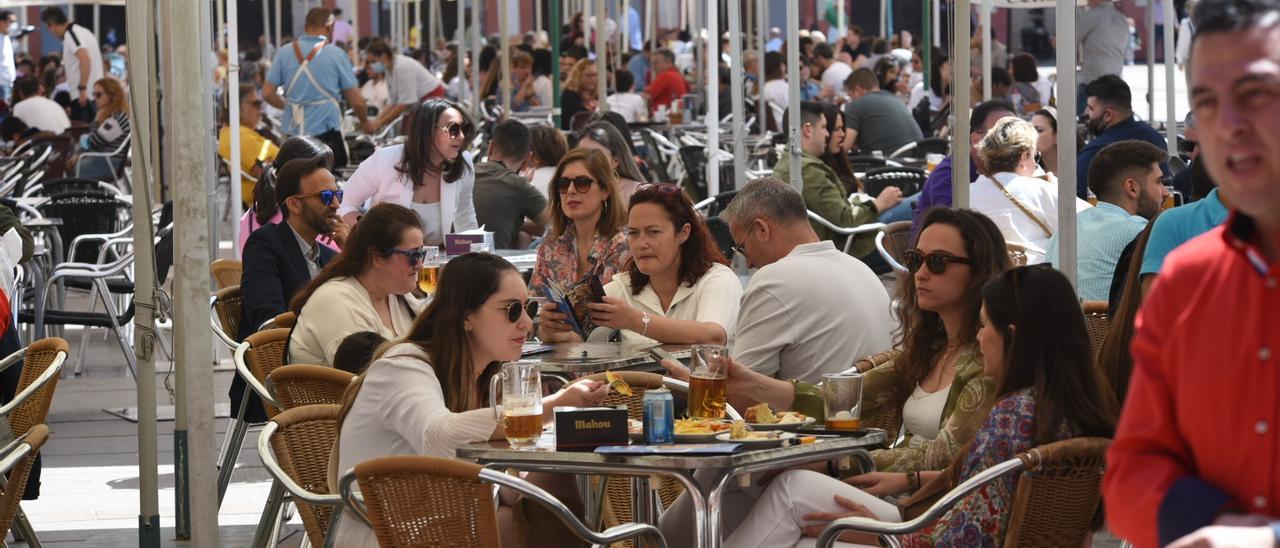 Clientes disfrutan de sus consumiciones en establecimientos de hostelería.