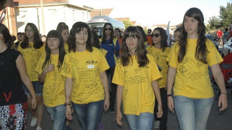 Peñas de Tábara durante un desfile de la pasada edición de las fiestas de La Asunción.