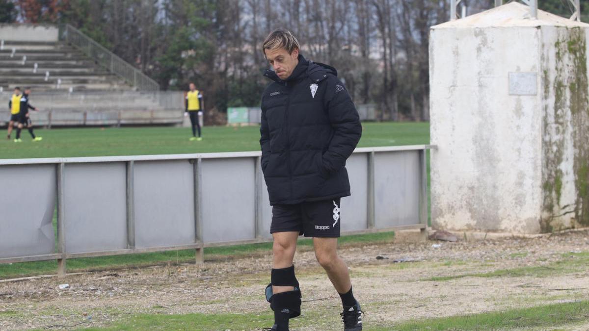 Javi Lara se retira de la sesión con problemas en un gemelo