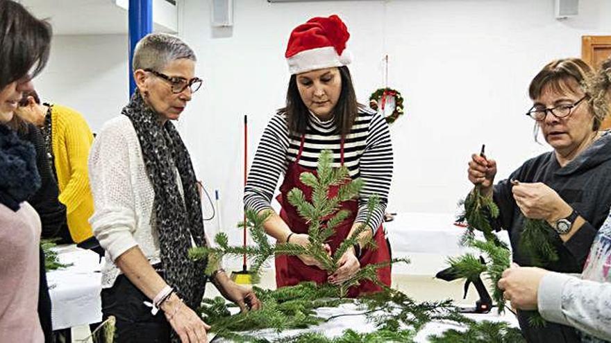 El taller per aprendre a fer una corona de Nadal