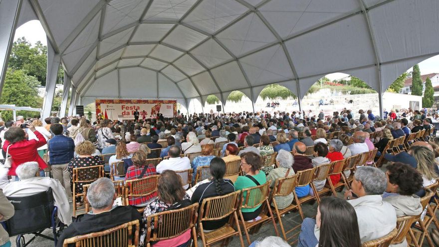 Sobre estas liñas, asistentes durante o acto institucional da Festa da Rosa de Mos 2025 | // ANXO GUTIÉRREZ