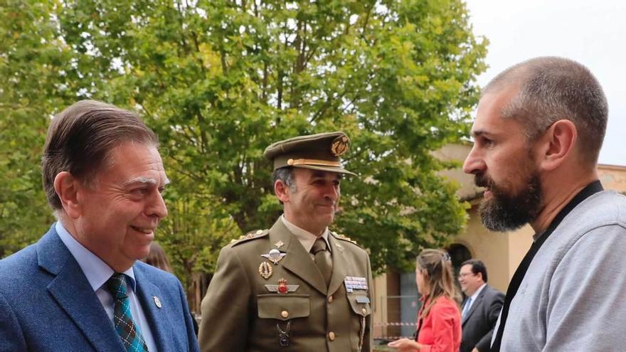 Por la izquierda, el alcalde de Oviedo, Alfredo Canteli; el delegado de Defensa en Asturias, Juan Luis González, y el director artístico de la Noche Blanca, José Castellano.