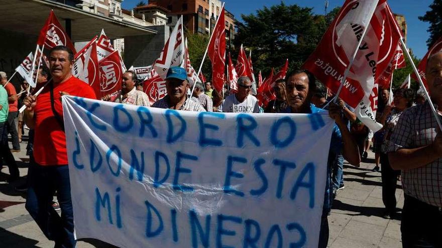 Trabajadores de Arcebansa se manifiestan por las calles de la capital.