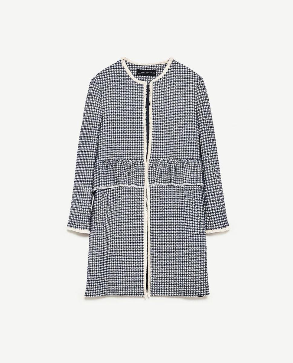 Abrigo con cuadro de vichy y volante de Zara