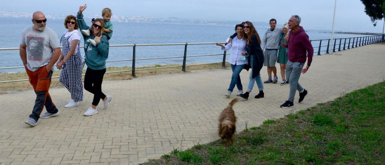 Gente disfrutando de un paseo por Cangas. |   // GONZALO NÚÑEZ