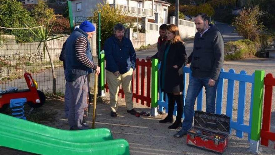Marcos Besada, Castiñeira y González supervisan las obras en uno de los parques infantiles de Salceda. // D.B.M.